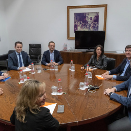 Los equipos negociadores de Partido Popular y Ciudadanos, encabezados por el presidente del PP andaluz, Juanma Moreno (i), y el líder regional de Ciudadanos, Juan Marín (2ºd), al comienzo de la reunión en el Parlamento andaluz en Sevilla para tratar s