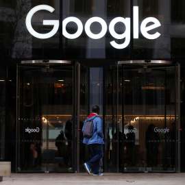 Entrada de una de las oficinas de Google - Reuters/Hannah McKay