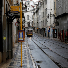 Un tranvía pasa por una calle prácticamente desierta del centro de Lisboa, durante las medidas de control por la pandemia del coronavirus. REUTERS/Rafael Marchante