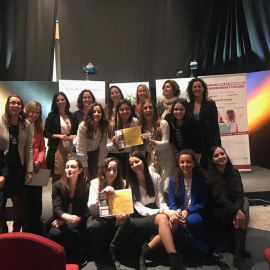 Imagen tomada en el momento de la entrega del premio. / Universidad de Sevilla