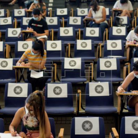  Varias estudiantes se examinan en una universidad / EFE