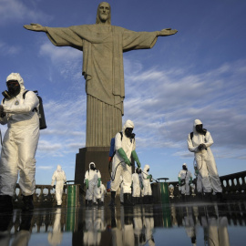 Un grupo de militares trabaja en la desinfección del Cristo del Corcovado, para su reapertura al público, , tras cinco meses de inactividad por la covid-19. REUTERS/Ricardo Moraes