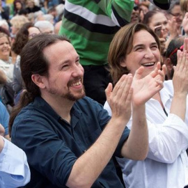 El líder d'Unidas Podemos al Congès, Pablo Iglesias, acotxa l'alcaldessa de Barclona i candidata de Barcelona en Comú a la reelecció. EFE/Marta Pérez