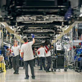 Trabajadores en la línea de montaje de la planta de Seat en Martorell (Barcelona). REUTERS/Albert Gea