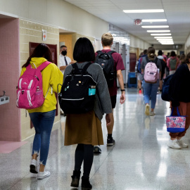 Estudiantes con mascarilla en los pasillos de una escuela en York (Pensilvania, EEUU). REUTERS / Rachel Wisniewski