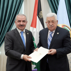 Mohammad Shtayyeh durante su nombramiento como primer ministro palestino (a la izquierda), junto al presidente Mahmoud Abbas. / REUTERS