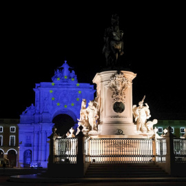 La estatua del rey José I tiene como telón de fondo un círculo de estrellas proyectadas en luz azul en el arco de la calle Augusta para marcar el día en que Portugal asume la presidencia de la UE, en Lisboa. EFE/EPA/ANTONIO COTRIM