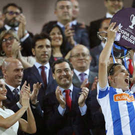 La capitana de la Real Sociedad, Sandra Ramajo (d), levanta el trofeo en presencia de Letizia. (JORGE ZAPATA | EFE)