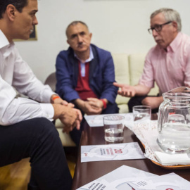 Pedro Sánchez durante una reunión con los secretarios generales de UGT y CCOO, Pepe Álvarez e Ignacio Fernández Toxo. (EFE)