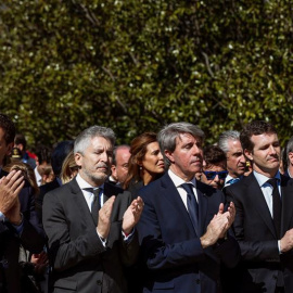 El presidente de Ciudadanos, Albert Rivera, el ministro del Interior, Fernando Grande-Marlaska, el jefe del Ejecutivo madrileño, Ángel Garrido, y el presidente del PP, Pablo Casado, entre otros, durante el acto de recuerdo a los 193 fallecidos en los at