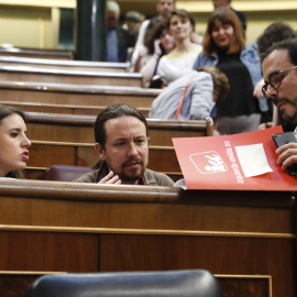 El secretario general de Podemos, Pablo Iglesias, conversa con la portavoz de su grupo, Irene Montero (i), y el líder de IU, Alberto Garzón. EFE/Javier Lizón
