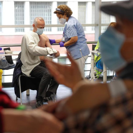 Varias personas reciben sus respectivas dosis de vacuna en el Wizink Center de Madrid. EFE/ Emilio Naranjo