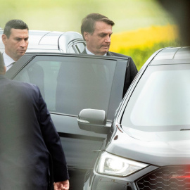 El presidente de Brasil, Jair Bolsonaro (c), sube a un coche a la salida del Palacio de Alvorada en la ciudad de Brasilia (Brasil). EFE/ Joedson Alves