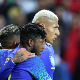 27/9/22 Richarlison (derecha) celebra un gol con sus compañeros de equipo durante el partido contra Túnez, a 27 de septiembre de 2022.