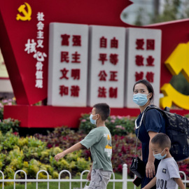 La gente camina en la estación de tren en Shanghai, China, el 29 de julio de 2021.