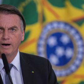  El presidente de Brasil, Jair Bolsonaro, durante la firma de los decretos de Ayuda al Gas y el programa Alimenta Brasil, en el Palacio de Planalto en Brasilia (Brasil).- EFE / Joédson Alves