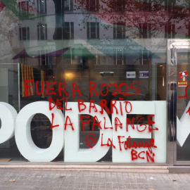 Pintada de la ultradreta amb l'escut de la Falange a la seu de Podem de Barcelona. @podem_cat
