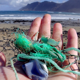 Restos plásticos recogidos en una playa de Canarias durante el estudio realizado en 192 países costeros sobre la contaminación del mar por materiales derivados del petróleo. /MALIN JACOB