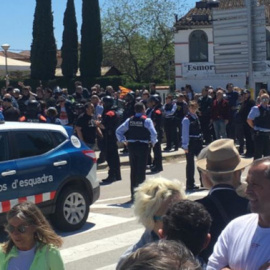 Mossos d'Esquadra intervenen a Verges per evitar agressions contra els veïns per part d'un grup d'ultradretans. CCMA