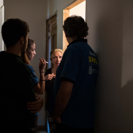 Trabajadores del Samur Social atienden a Pepi antes de que llegue la comisión judicial para efectuar su desahucio.- JAIRO VARGAS