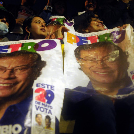  Ciudadanos celebran la victoria del presidente electo Gustavo Petro y la vicepresidente Francia Márquez, hoy en la Plaza de Bolívar en Bogotá (Colombia). Colombia eligió este domingo a su próximo presidente en la segunda vuelta electoral demostrando