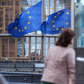 Banderas de la UE en el exterior de la sede de la Comisión Europea, en Bruselas. AFP/KENZO TRIBOUILLARD