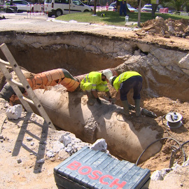La rotura de una tubería de agua provocó un enorme socavón en Arturo Soria en Madrid. / EUROPA PRESS