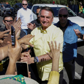 El presidente y candidato a la reelección de Brasil, Jair Bolsonaro, saluda a sus partidarios durante un mitin. -REUTERS