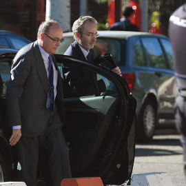 El exgobernador del Banco de España ,Luis María Linde, a la izquierda a su llegada este lunes a la Audiencia Nacional. EFE/FERNANDO VILLAR