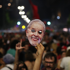  Vista de una máscara de Luiz Inácio Lula da Silva mientras simpatizantes celebran su triunfo en la segunda ronda de las elecciones presidenciales, en la Avenida Paulista en Sao Paulo (Brasil). - EFE