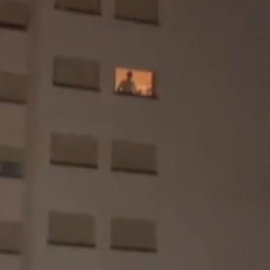 Alumnos de un colegio mayor insultan, vejan y acosan a sus vecinas de enfrente