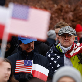  Un hombre muestra la señal de la victoria y agita la bandera de los Estados Unidos a la espera de la llegada del presidente de los Estados Unidos a Varsovia el 21 de febrero de 2023.- AFP