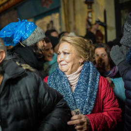 Josefa Santiago, Pepi, sale a la calle para negociar con la comisión judicial el quinto aplazamiento de su desahucio.-JAIRO VARGAS