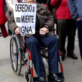  José Antonio Arrabal se manifiesta ante el Congreso a favor de la toma en consideración de la ley de eutanasia