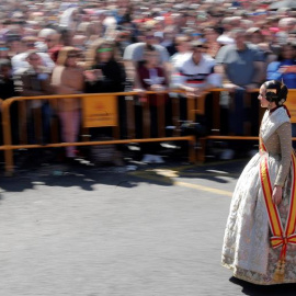 La fallera mayor de Valencia, Marina Civera, recorre la plaza momentos antes de iniciarse la mascletá que con un atronador bombardeo inicial, seguida de ritmo, potencia y color ha permitido a la pirotécnica María José Lora Zamorano "quitarse la espini