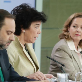 La ministra de Economía y Empresa, Nadia Calviño, la ministra de Educación y Formación Profesional, Isabel Celaá, y el ministro de Fomento, José Luis Ábalos, durante la rueda prensa tras la reunión del Consejo de Ministros. - EFE
