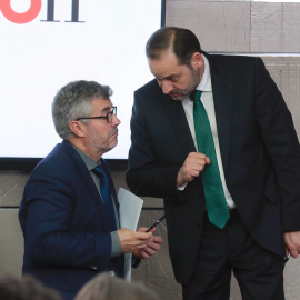 El ministro de Fomento, José Luis Ábalos, conversa con el secretario de Estado de Comunicación, Miguel Ángel Oliver (i), antes de la rueda prensa tras la reunión del Consejo de Ministros. EFE /Angel Diaz