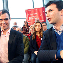 El líder de PSOE, Pedro Sánchez, con el dirigente gallego Gonzalo Caballero en un acto del partido en A Coruña. EFE