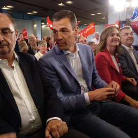 13/05/2019.- El secretario general del PSOE, Pedro Sánchez (d), junto al candidato a la presidencia de Aragón, Javier Lambán, durante el mitin ofrecido hoy en Zaragoza. / Eduardo Bayona