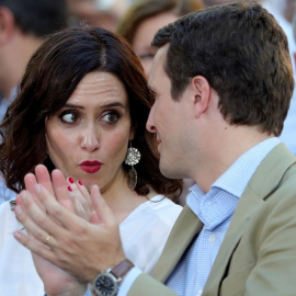 14/05/2019.- El presidente del PP, Pablo Casado, junto a la candidata del partido a la Presidencia de la Comunidad de Madrid, Isabel Díaz Ayuso (c), participan en un acto electoral en el Parque de Abastos de Aranjuez. EFE/ Juanjo Martín