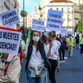 Componentes de Marea de Residencias sostienen pancartas durante la manifestación convocada por una ley estatal "justa, digna y consensuada", en Madrid, (España), a 26 de septiembre de 2020
