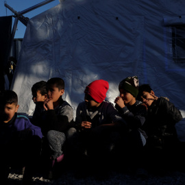 Niños en el campo de refugiados y migrantes de Moria, en la isla griega de Lesbos. REUTERS/Elias Marcou