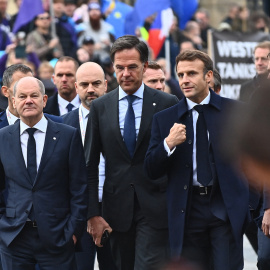 De izquierda a derecha, el canciller alemán Olaf Scholz, el primer ministro holandés Mark Rutte y el presidente francés Emmanuel Macron llegan a la cumbre informal de la Unión Europea en Praga, República Checa, a 7 de octubre de 2022.