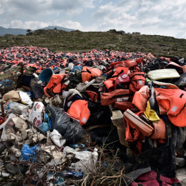  Miles de chalecos salvavidas dejados por los refugiados sde amontona en la isla de Lesbos. AFP/LOUISA GOULIAMAKI