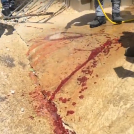 Portal de la casa de Abdul Rahman Yasser Shteiwi, después de que fuera disparado, en el poblado palestino de Kafr Qaddum.