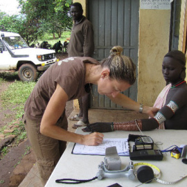 Alessia Ranciano, integrante del equipo de Sarah A. Tishkoff, recoge muestras de un participante Nilo-Sahariano/Tishkoff Lab-Agencia SINC
