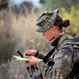 Una militar del Ejercito de Tierra, en unos ejercicios de operaciones especiales. EFE