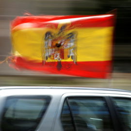  Una bandera preconstitucional ondea durante la manifestación de VOX en Málaga.- REUTERS