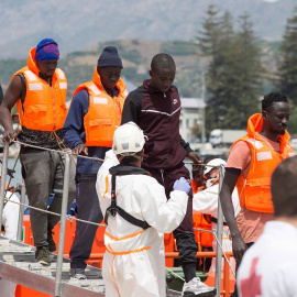 Imagen de archivo de la llegada al puerto de Motril de un grupo de inmigrantes rescatados en el mar de Alborán/EFE