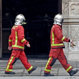 Todos los bomberos de París fueron considerados héroes tras apagar el incendio de Notre Dame. / REUTERS